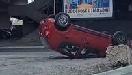 Šokantan prizor iz Beograda: Automobil skroz prevrnut na krov, iz njega viri pojas