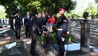 Ministar Aleksandar Vulin položio na Novom groblju vence povodom obeležavanja Dana pobede nad fašizmom