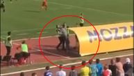 Huligan u Kragujevcu preskočio ogradu i ušao na teren: Novi snimak pokazuje napad navijača na klupu Proletera