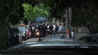 Ekskluzivan snimak hapšenja posle tuče Grobara i Delija: Policija "pakovala" navijače u marice na Autokomandi