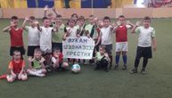 Tako mladi, a već veliki ljudi: Mali fudbaleri iz Vranja kupili sliku za bebu Vukana, znaju koliko je hitno