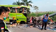 Turistički autobus udario u bilbord na Javi, poginulo 14 ljudi: Vozač pre nezgode izgledao pospano?
