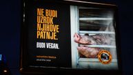 "Ne budi uzrok patnje. Budi vegan": Slika zarobljene svinje opominje "mesoždere" sa bilborda u Novom Sadu
