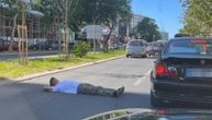 "Svega mu preko glave", "Ležeći policajac"...: Muškarac legao nasred novosadskog Bulevara i blokirao saobraćaj