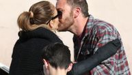 Strasni poljupci Dženifer i Bena pred njenim sinom Maksom: Pokazuju ljubav na svakom koraku