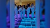 Neviđena svadba u Kragujevcu: Mladine kolege iz kovida zaigrale "pingvinski" ples u voziću, snimak postao hit