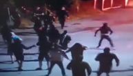 Policija objavila snimak tuče s Torcidom: Huligani ih prskaju PP aparatima, gađaju znacima i šibaju kaiševima