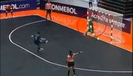 Penal kakav nikad nije viđen: Futsaler pogodio golmana u glavu i uneo ga u gol, ovaj se prevrnuo u mreži