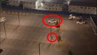 Vozač divlja na polupraznom parkingu u centru grada, dve osobe posmatraju kako se "potpisuje"