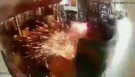 Snimci napada bombom na kafić u Inđiji: Prilazi i puca u čoveka, beži pa se vraća, a onda se začula eksplozija