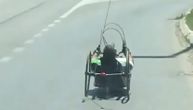 Ovaj vozač tricikla je pokretna "meta" koja izaziva sudbinu: Izašao na auto-put, a položaj mu je ležeći