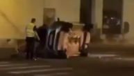 Snimak nakon nezgode u Šidu: Mladići rukama vratili prevrnut automobil