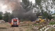 Vatrogasci na terenu, crn i gust dim širi se čačanskim naseljem Ljubić: Požar izbio u blizini porodičnih kuća