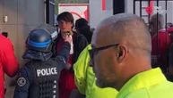 Zbog ovoga su Englezi besni na francusku policiju: Suzavac u lice navijaču koji mirno "kuca" kartu