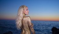 Sara Reljić obradovala fanove krajnje zanimljivim spotom: Pevačica se do gole kože skinula na plaži