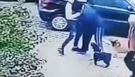 Uznemirujući snimak krađe na Novom Beogradu: Mladić izbio ženi zub, otkinuo joj lančić sa vrata i pobegao