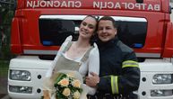 Stefan je najromantičniji vatrogasac: Stavio prsten u aparat za gašenje požara, pa zaprosio devojku u stanici