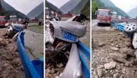 Ekskluzivni snimak posle zemljotresa u Kini: Potresan prizor, auto smrskan, deo puta potpuno uništen