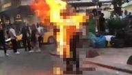 Snimak čoveka koji se zapalio u Istanbulu izazvao bes na mrežama: Jedni pokušali da pomognu, drugi prave selfi