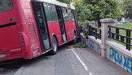 Fotografije drame u Nemanjinoj: Autobus udario motociklistu, zakucao se u drvo, parkiran automobil i ogradu