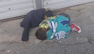Ponovo potresni prizori iz centra Novog Pazara: Deca sklupčana spavaju na ulici pokrivena jaknama