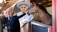 Makron poklanja rasnog konja kraljici Elizabeti povodom obeležavanja njenih 70 godina na tronu