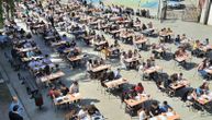 Neverovatna fotografija iz Leskovca: 450 učenika sa olovkom u ruci, svi u dvorištu škole