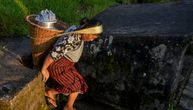 Žene u Indiji rizikuju život da bi došle do vode: Spuštaju se u duboke bunare, ali su i oni presušili