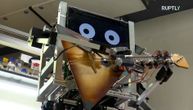 Nije "Iron Maiden", nego "Iron Henri": Robot koji svira "Kaljinku" na balalajki