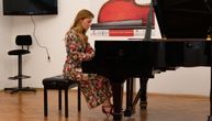 Mlada umetnica Natalija Dukanac sinoć je napunila Muzičku galeriju Kolarca: Diplomski koncert na važnom mestu
