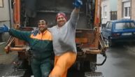 Kakvi carevi: Radnici čistoće u Novom Sadu izbacuju kante i đuskaju uz muziku, čiste i unose radost u ulice