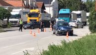Saobraćajna nezgoda u Čačku: BMW od siline udara završio van kolovoza, drugom vozaču boca prsnula u oči