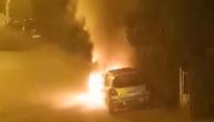 Snimljen automobil u plamenu na Ledinama: Vatra je progutala parkirano vozilo