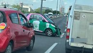 Nesreća nasred Brankovog mosta: Smart se preprečio, povređena žena, učestvovala 3 automobila i bus
