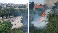 Požar kod dve OŠ u Jerkoviću: Maturanti se vesele, dok je kraj njih buktinja