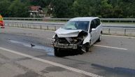 Saobraćajna nezgoda na auto-putu Miloš Veliki: Udario u bankinu, odbio se i završio nasred kolovoza