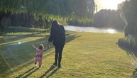 "Ona je najbolja stvar koja mi se desila": Naomi Kembel ovekovečila prve korake svoje ćerke