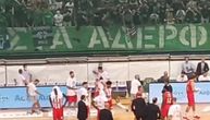 Haos u finalu grčke lige: Panatinaikosovi navijači gađali igrače Olimpijakosa, prekinuta utakmica