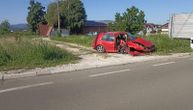 Teška nesreća kod Topole: Vozač izgubio kontrolu i sleteo s puta. Auto smrskan, izvlačili ga iz kanala