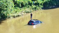 Audijem sleteo u reku, pa na krovu čekao spasioce: Nesvakidašnja nesreća kod Doboja