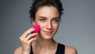 Novi trend u šminkanju zaludeo devojke na internetu: Sipaju puder u vodu, pa ga nanose na lice