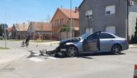 Nije stao na znak "stop", udario auto, pa u kuću u Rumi? "Treća nezgoda na istoj raskrsnici za nedelju dana"