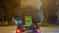 Nerealna scena u Srbiji, natovario se i krenuo na put, torbe na krovu veće od auta: "Može tu još da stane"
