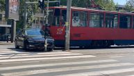 Karambol u Beogradu: Tramvaj udario u auto, jedna osoba povređena, zastoj u saobraćaju