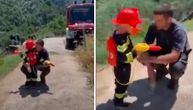 Snimak sa Hvara koji je sve raznežio: Mališan odlučio da pomogne tati vatrogascu