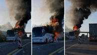 Gori Lastin autobus na auto-putu Beograd-Niš: Zapalio se nasred puta, vijori se gust, crn dim