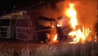 Tri eksplozije odjeknule Novim Pazarom: Dva kamiona izgorela, požar preti da se proširi na druga vozila