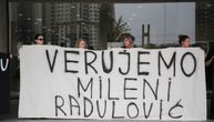 Aktivisti pred Palatom pravde sa transparentom "Verujemo Mileni Radulović": Počelo suđenje Miki Aleksiću