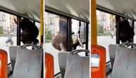 Snimak "evakuacije" žene iz autobusa kroz prozor, nasmejao ali i zaprepastio: Beži od kontrole u Novom Sadu?