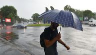 Ljudi se dovijali na sve načine da dođu do ulaza u aerodrom: Ne znaju kako da priđu, svuda su bare